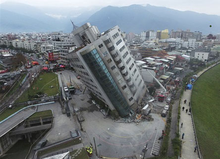 اسکلت بتنی - کج شدن یک ساختمان پس از وقوع زلزله 6.4 ریشتری، هوالین، تایوان