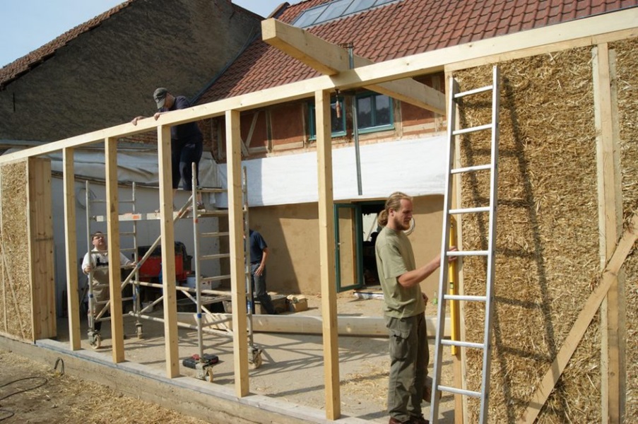 دهکده پایدار -خانه در حال ساخته با تکنیک straw-bale