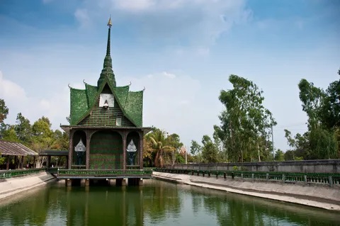 معماری سبز Wat Pa Maha Chedi Kaew